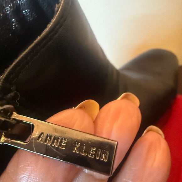 Anne Klein Coralie lug nonslip sole bootie. Pristine condition. Side zip sz 8.5 - Picture 7 of 9